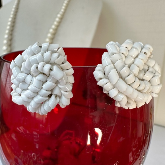 Vintage white swirl bead earrings - Picture 1 of 5